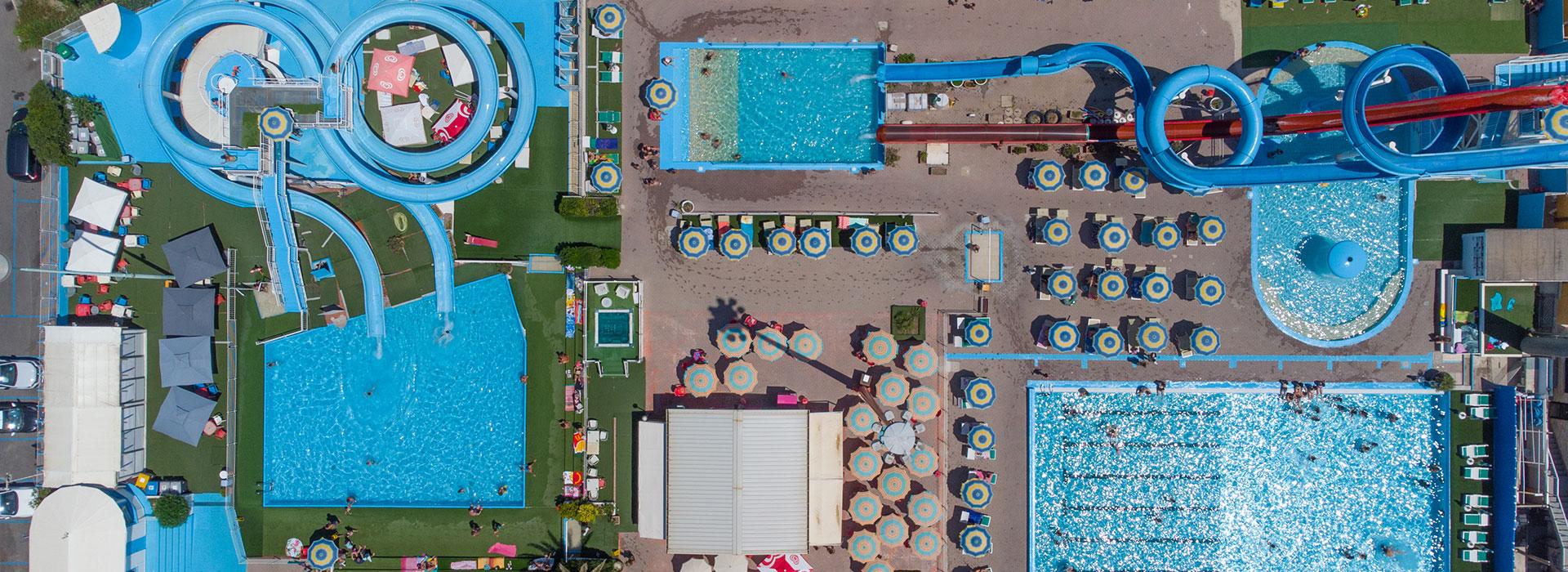 Vista aerea di un vivace parco acquatico con scivoli e piscine.