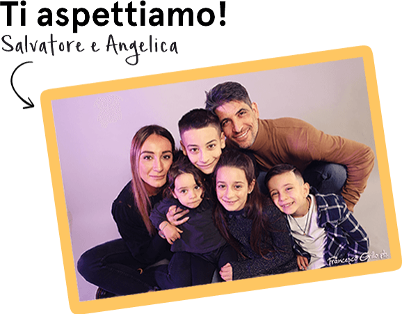 Famiglia sorridente abbracciata, amore e felicità condivisi.