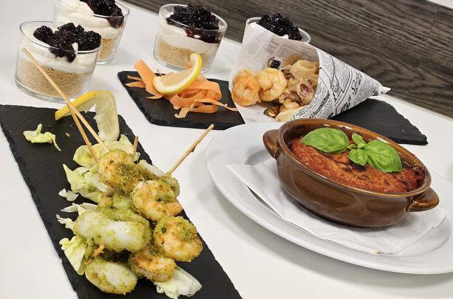 Deliziosi piatti gourmet: spiedini, fritto misto, dolci e parmigiana.